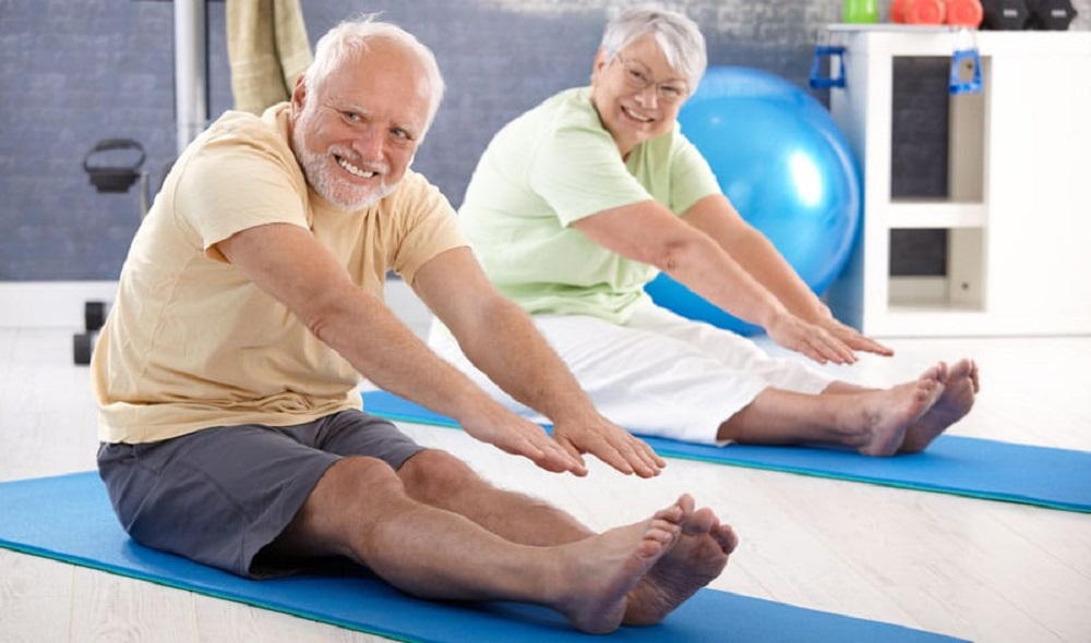 An elderly couple exercising to manage Type 1 vs Type 2 diabetes.